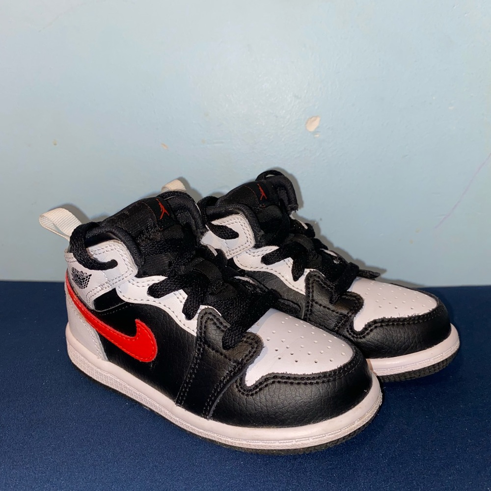 Air Jordan 1 Mid Chile Red